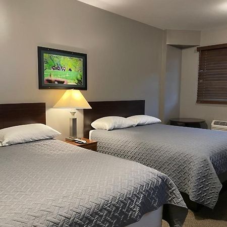 Plaza Inn Sabetha Екстериор снимка
