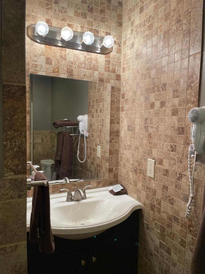 Plaza Inn Sabetha Екстериор снимка