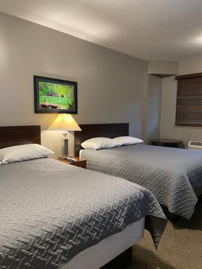 Plaza Inn Sabetha Екстериор снимка