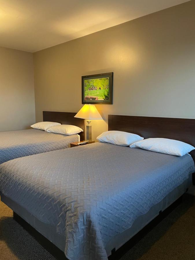 Plaza Inn Sabetha Екстериор снимка